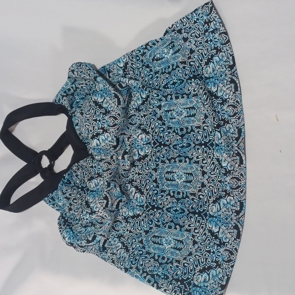 ST. JOHNS BAY SWIM TOP SIZE 10 IN A BEAUTIFUL NYLON SPANDEX MATERIAL